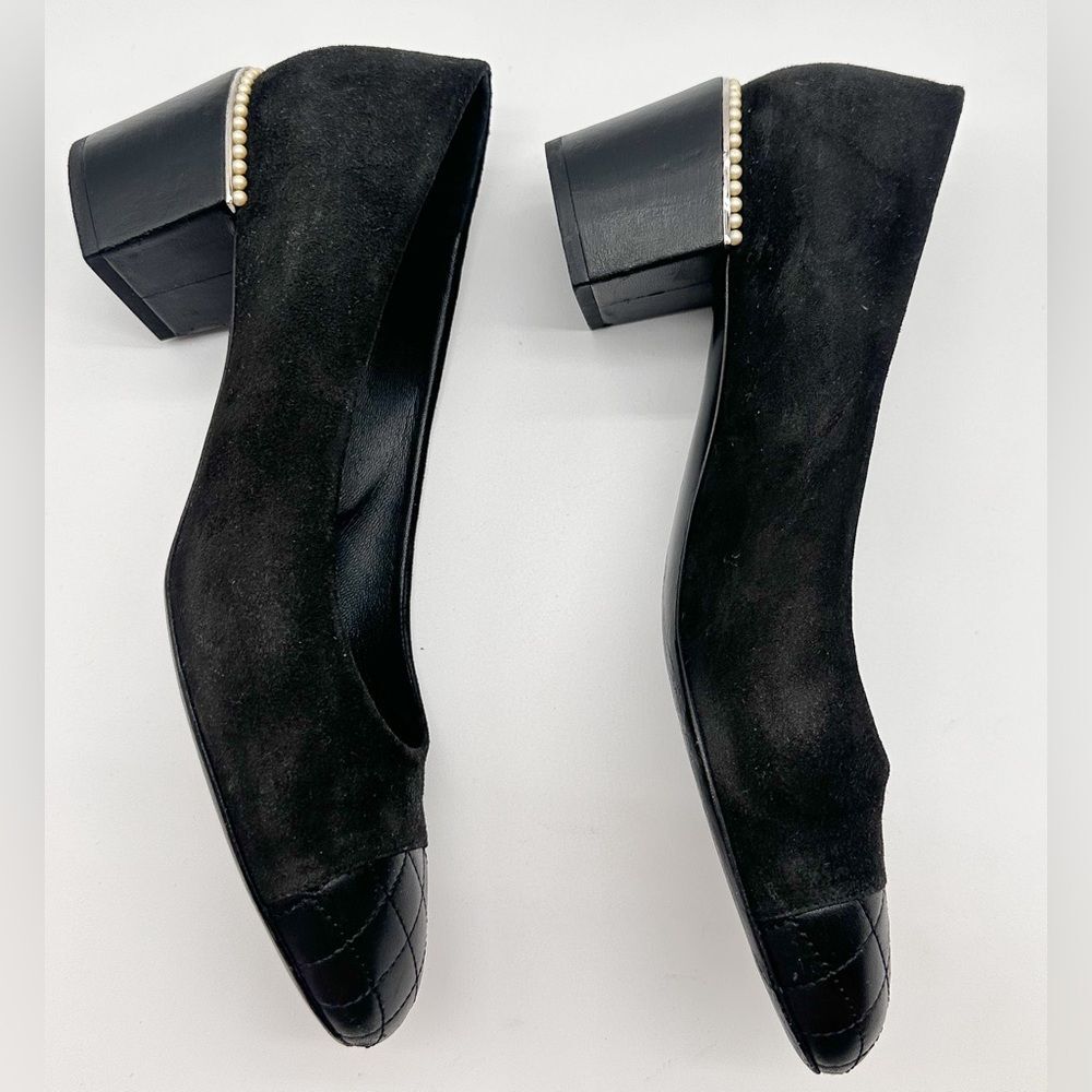 CHANEL CC Logo Quilted Cap Toe Suede Black Pumps Pearl Heels EU 41 C US 10-10.5 - Picture 11 of 15